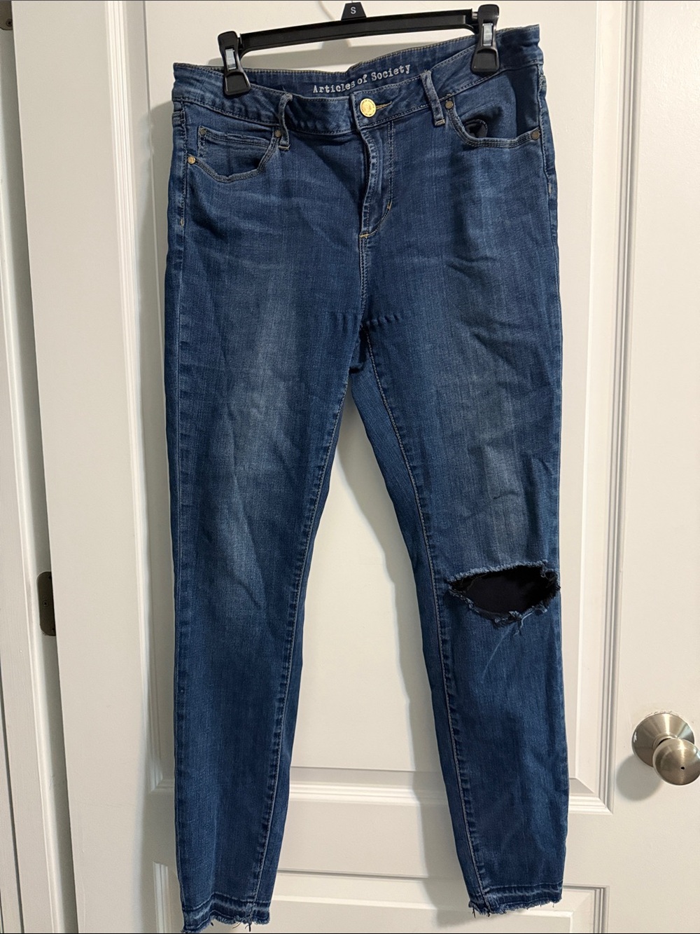 Articles Of Society Dark Blue Women's Skinny Jeans with Knee Rip